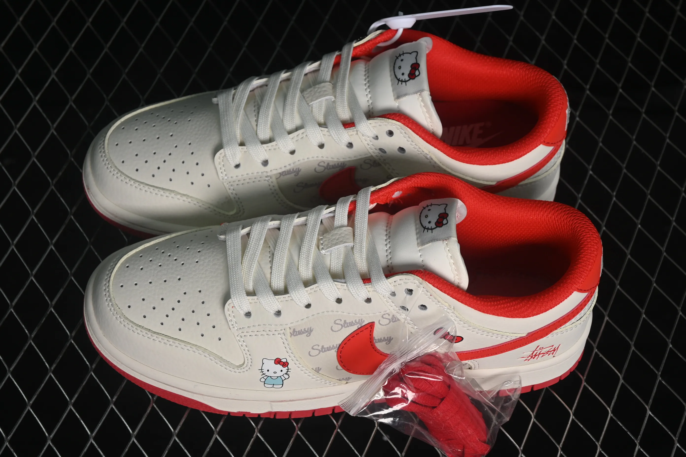 All Categories Nk SB Dunk Series Nk SB Dunk Low Low-top sneakers Hello Kitty x Nike SB Dunk Low White and red encounter High-end customization Low-top casual sneakers FV3694-011